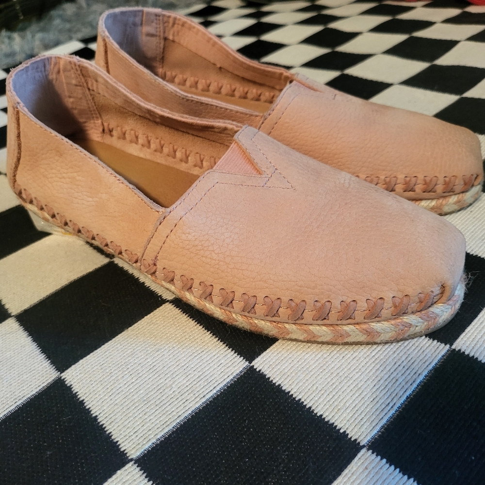 TOMS Nubuck Soft Leather Slip-on Flat in Pale Pink sz 9